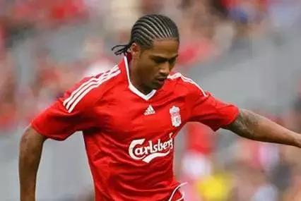 学习打球比赛两不误,学习踢球基本功