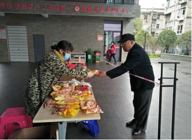 社区网格员疫情期间上门服务,桂花社区专职网格员