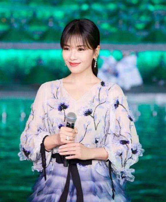 刘涛被离婚？只因42岁的她太美，豪气的首饰演绎怦然心动的时尚美