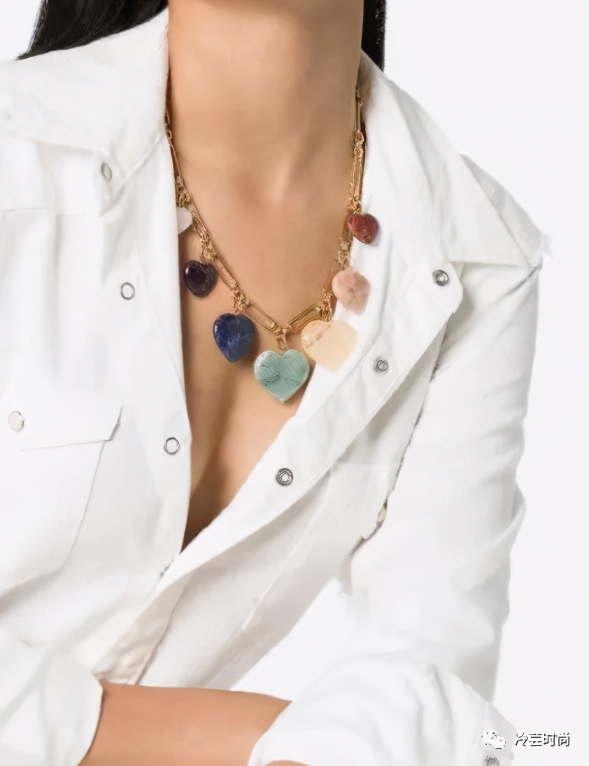 项链的活动扣佩戴方法,项链的佩戴要讲究八大搭配技巧