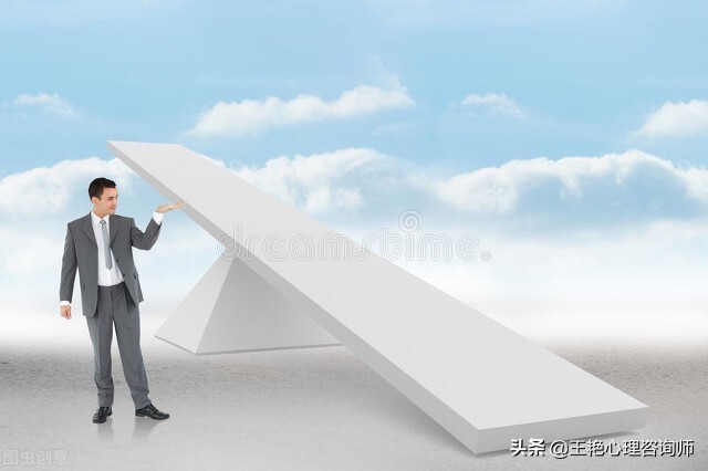 如何克服孩子社交恐惧自卑没自信,怎么帮助三岁小孩克服社交恐惧