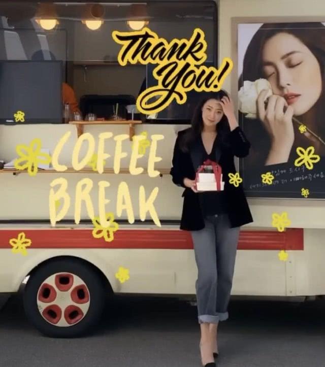 43岁豪门阔太金喜善晒近照,金喜善颜值巅峰出席活动