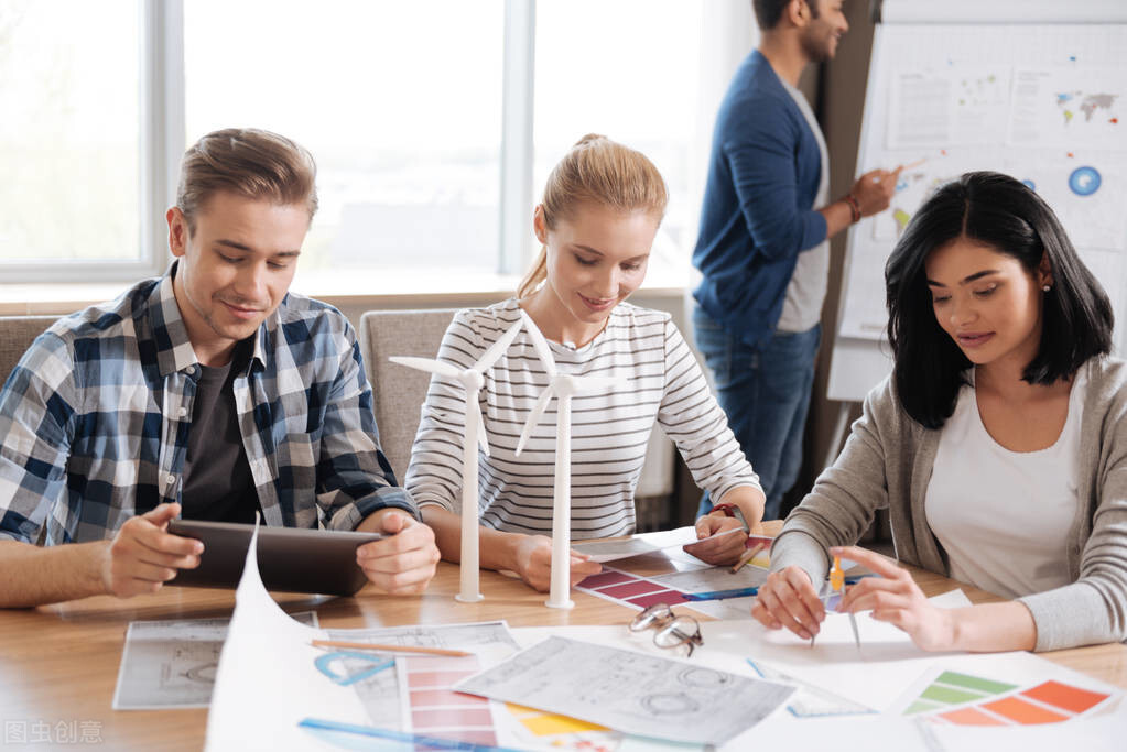 上班经常被领导骂是继续还是退缩,领导老是当着众人骂你该不该辞职