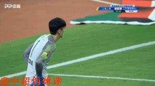 又浇水过多?国足门神足协杯罕见脱手,不止一次被自家草地坑了