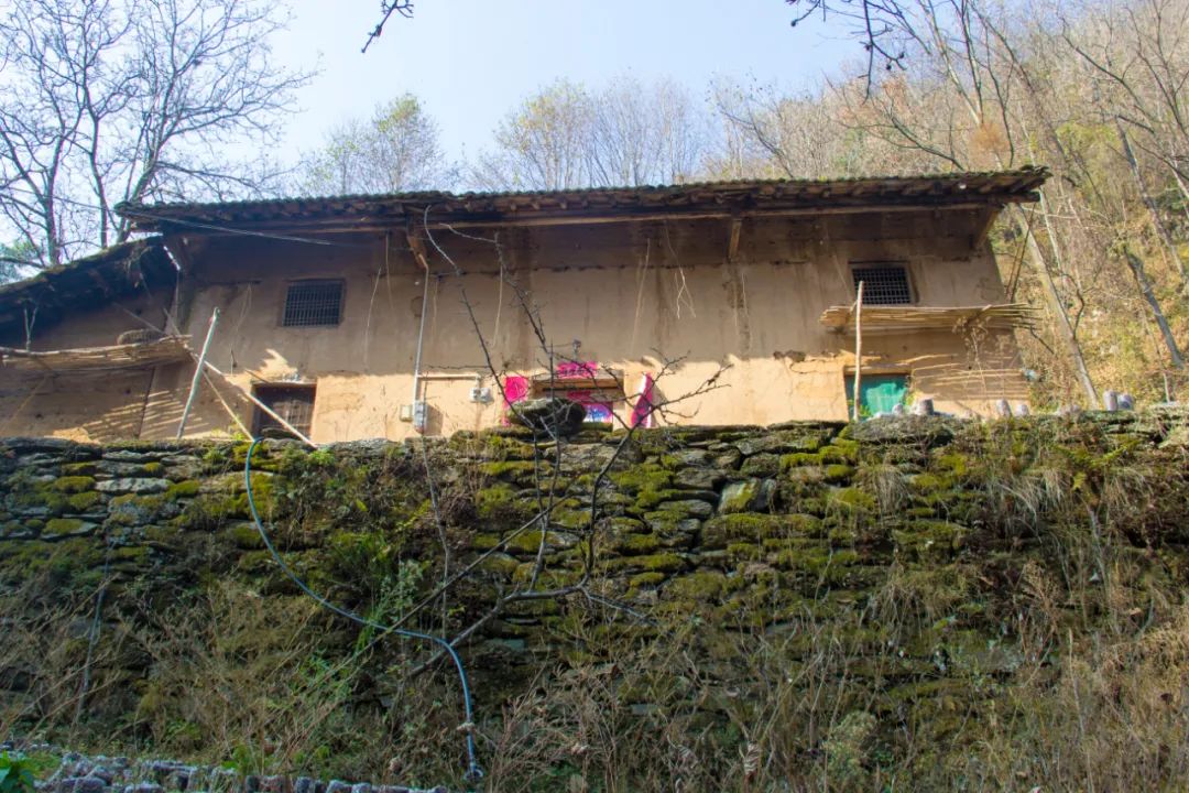 寻访秦岭龙潭村，背篓都是背在背上，这位大婶为何将其挎在腰间？