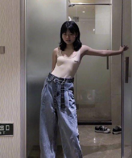 “最丑女团”cindy登台走秀，亮片衫配黑裤，气场不输专业模特