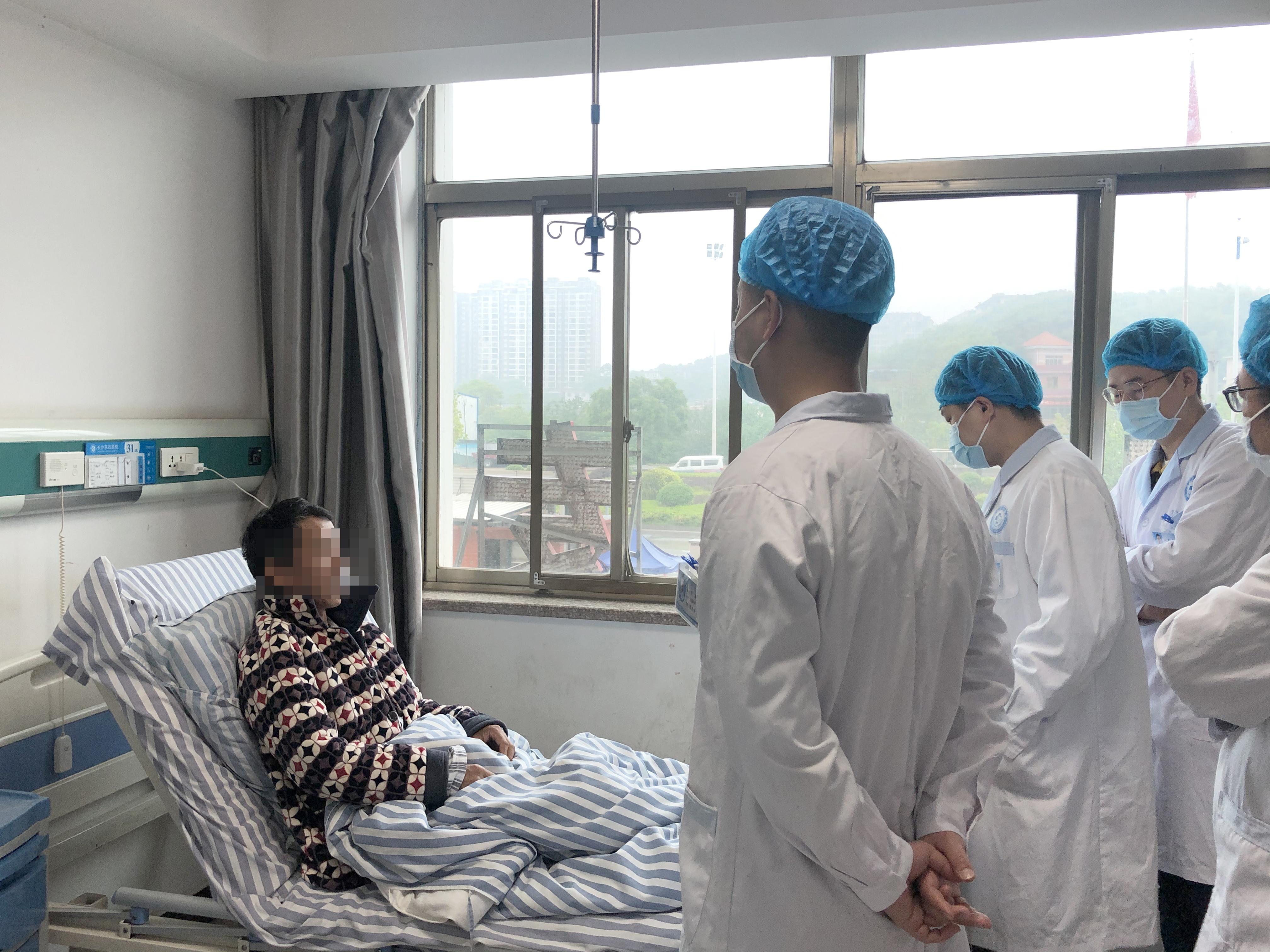 肾脏小结石不引起注意，疼痛难忍，专家建议：这三种情况尽早处理