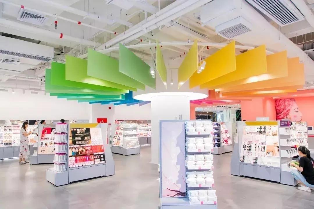 店播+快时尚+网红场景=业绩20万/店/天“调色师”这么玩不火才怪