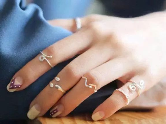 戒指只有一人戴,戒指很多人试戴