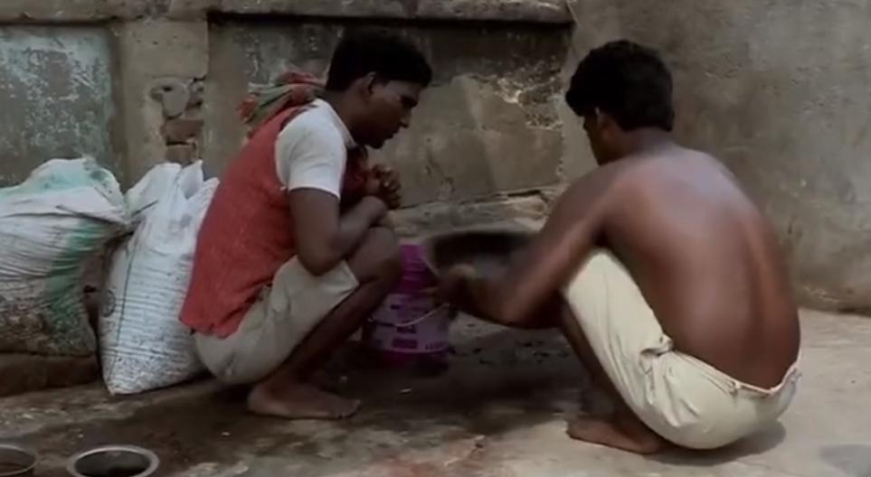 印度街头奇葩淘金人,印度贫民窟发家致富的人