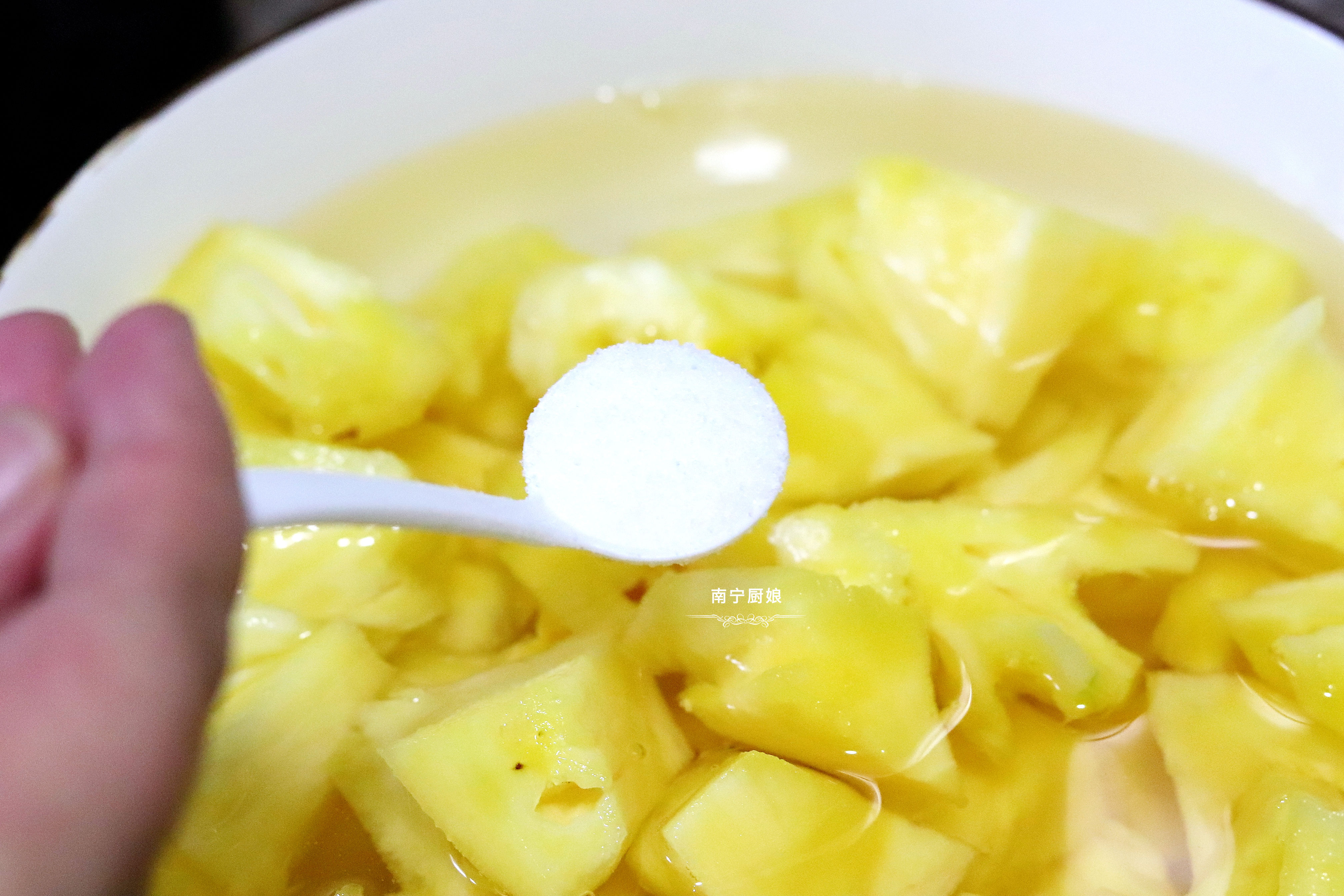 菠萝怎么用盐水泡几分钟才好吃,菠萝要加什么盐水才好吃