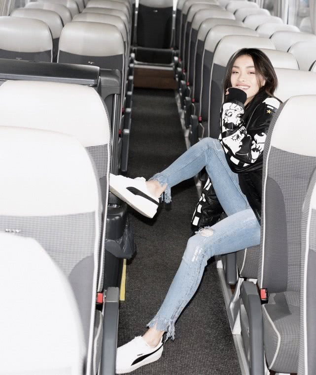 李佳琪堂妹刘柏辛，一身牛仔连体搭白色板鞋，尽显说唱歌手酷帅风