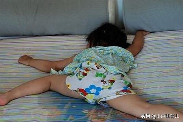 小孩老尿床专家教一招,小孩子尿床家长应该怎么安慰呢