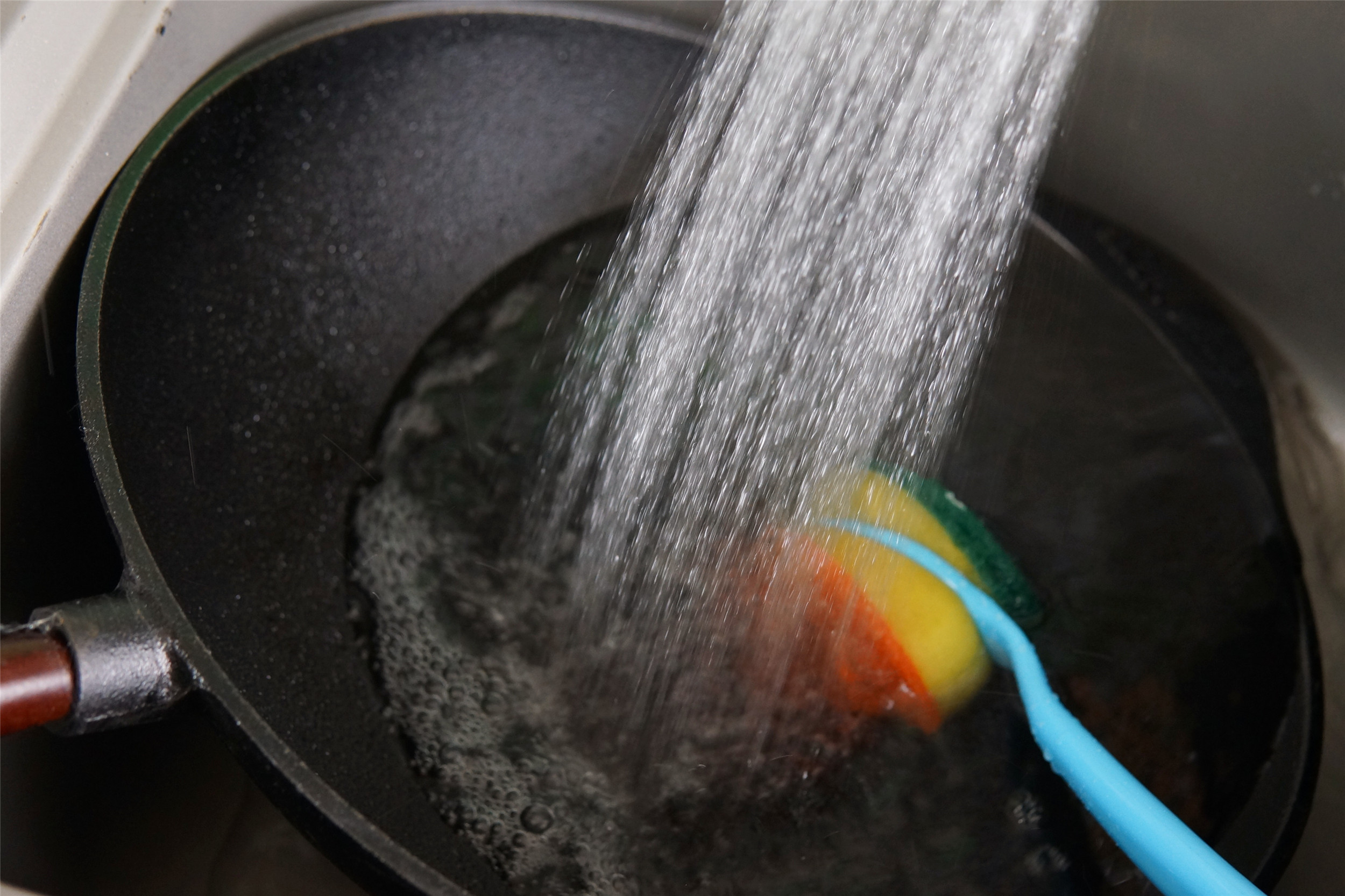 铁锅免开锅买回来怎么用,铁锅买来千万不要直接炒菜