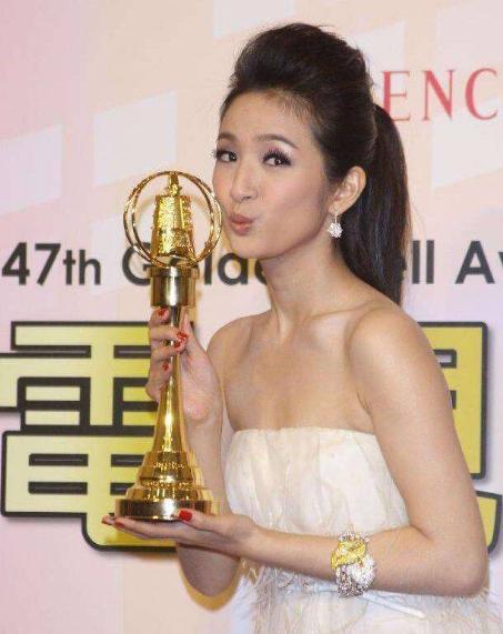 林依晨幻灭史7年嫁豪门,“童年女神”林依晨的幻灭史