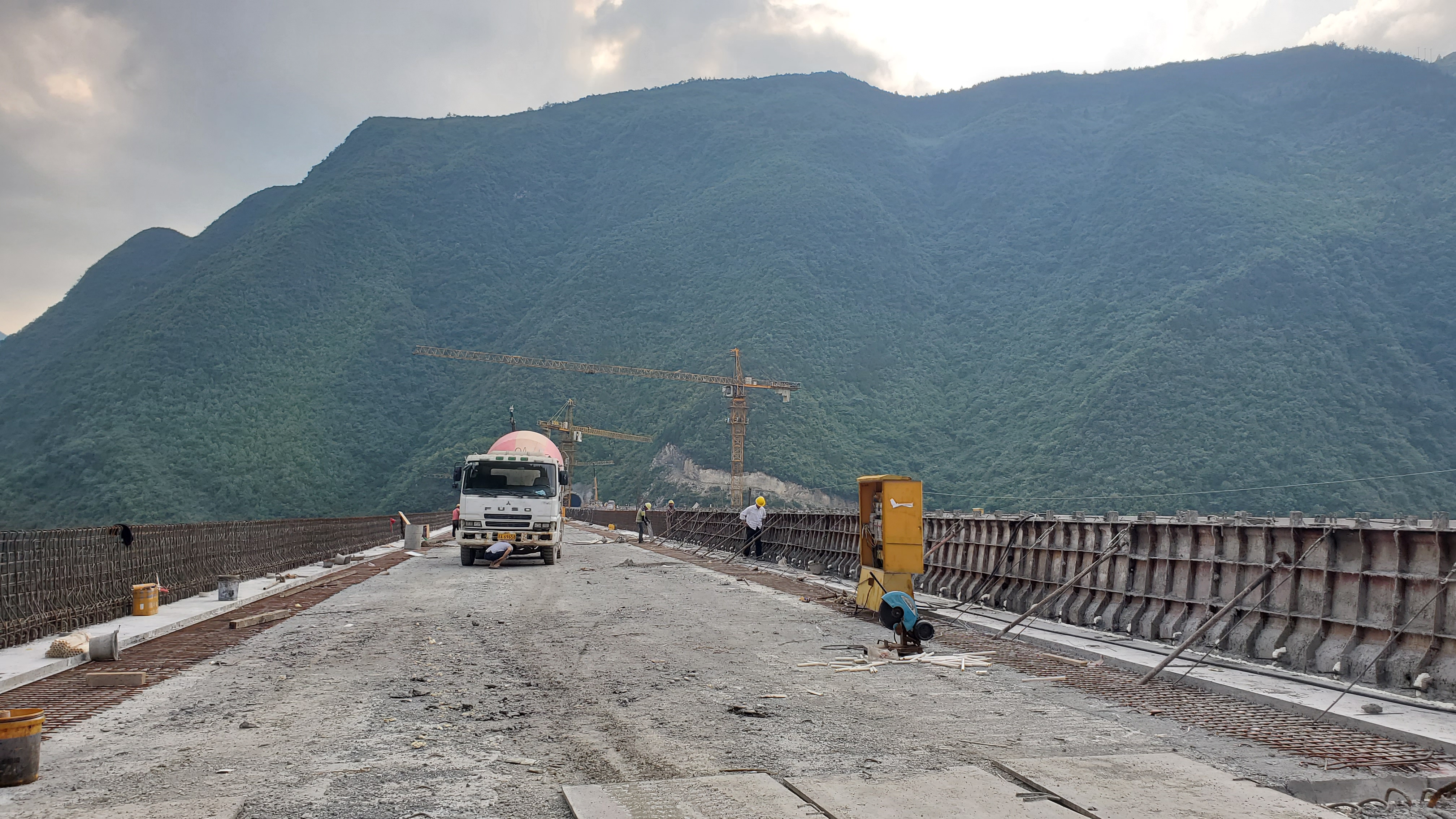 中建四局遵义战高温抢工期，正习高速复兴特大桥右幅中跨合龙
