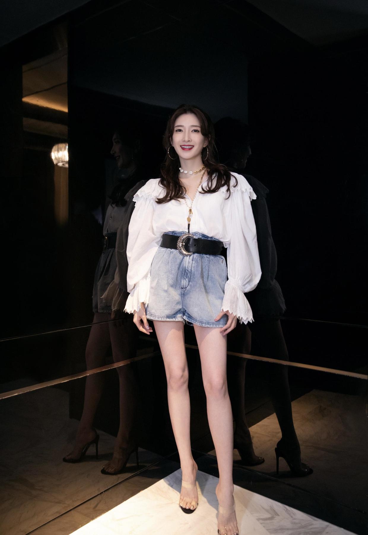 谭松韵穿皮衣衬衫配短裙,谭松韵复古印花衬衫配皮裤大波浪