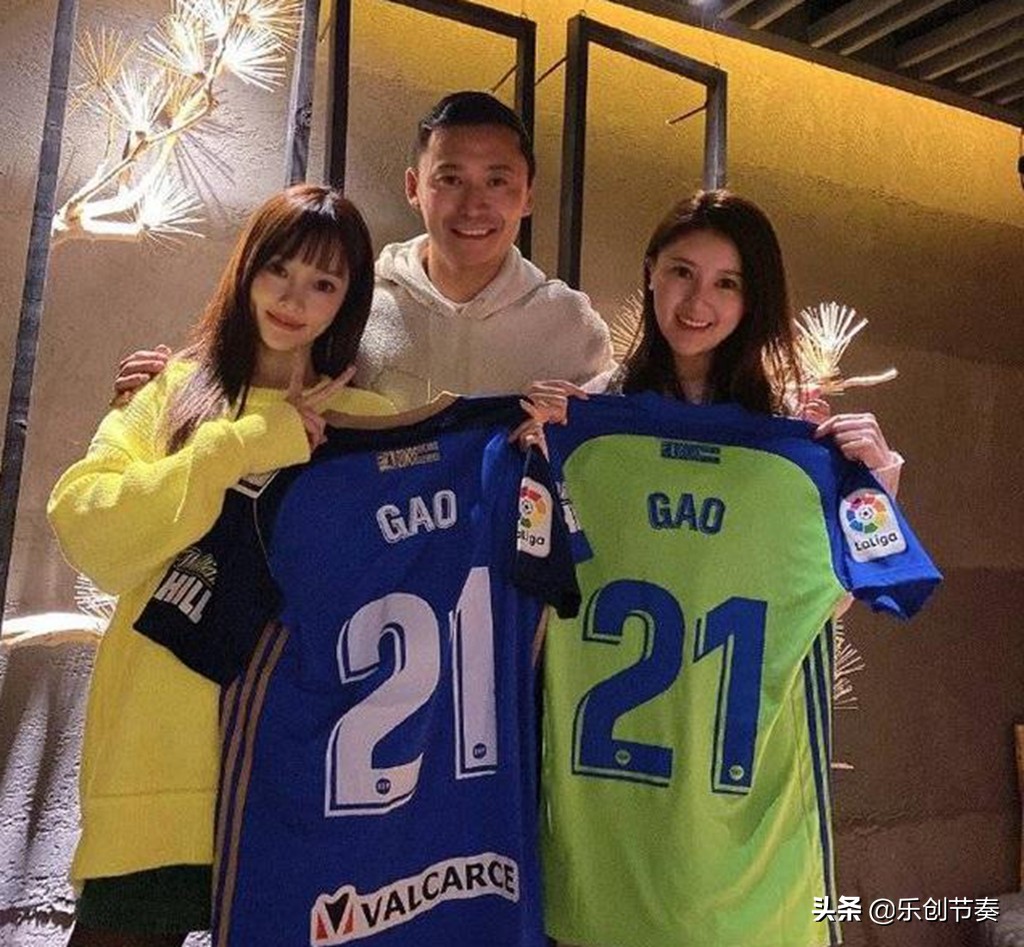 李小璐与小鲜肉合照,李小璐和路人合影