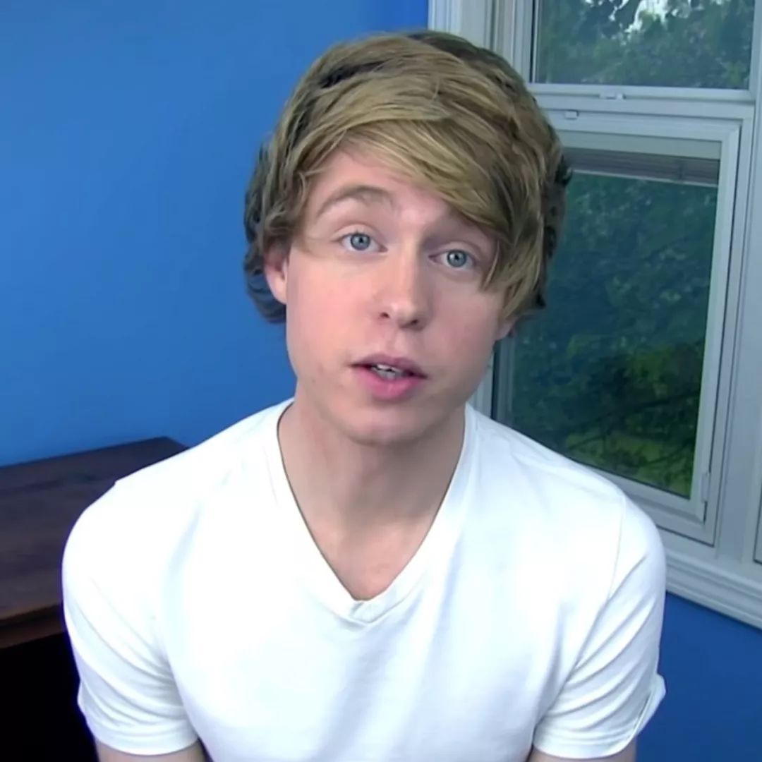 为自证头号粉丝，这群未成年女孩向YouTube网红发露骨视频？？？