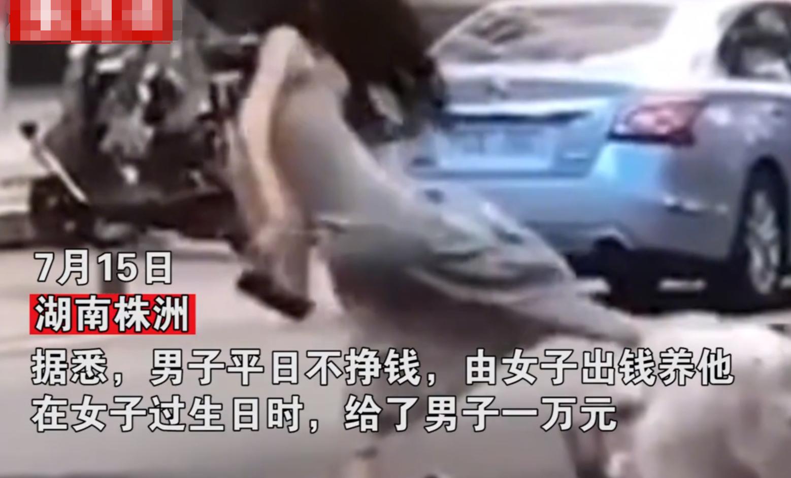 女子每月花一两万养男友，过生日却被送假戒指，当街朝脸4连踹