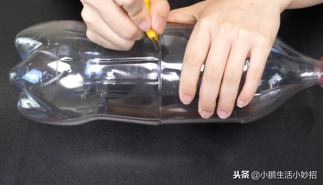 塑料瓶自制免浇水的花盆方法,用塑料瓶自己做自动浇水种菜神器