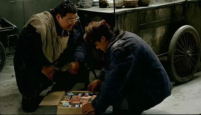 地位与张艺谋不相上下,他第一次做导演,扯掉了理想主义的遮羞布