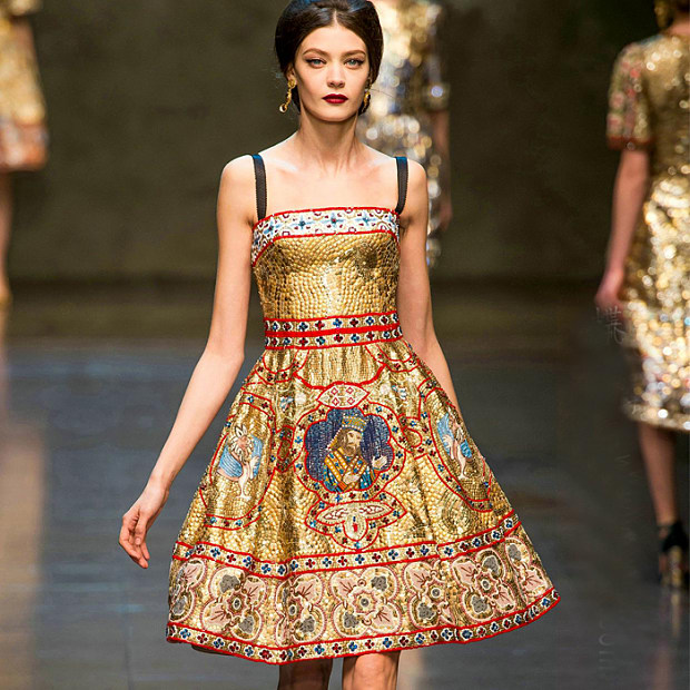 吊带裙怎么样穿才好看,吊带裙怎么穿都好看