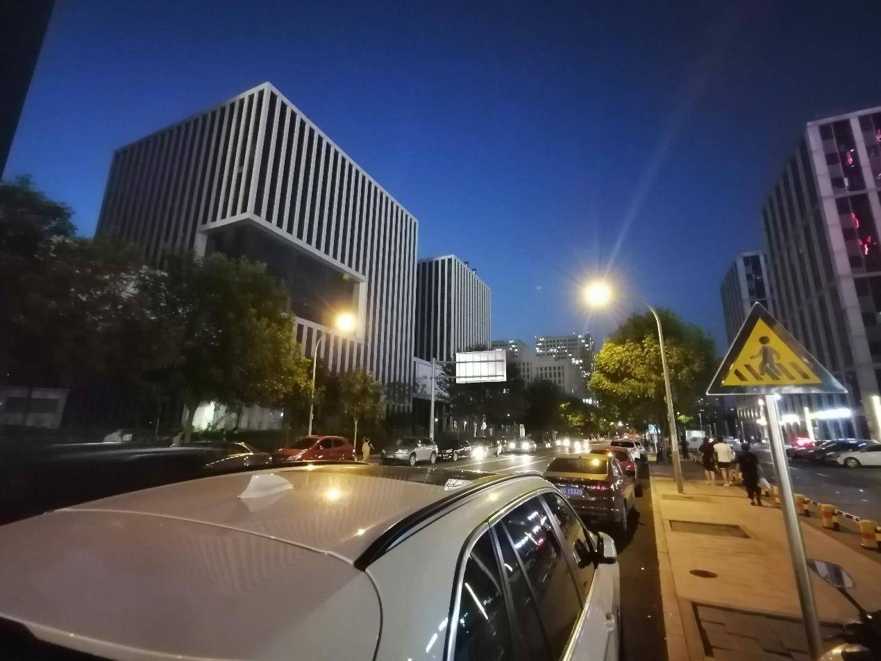 麦芒8拍照,广角三摄麦芒8