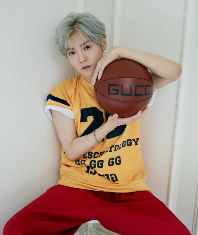 路人晒与鹿晗踢足球合照,鹿晗的素颜真实照片直播