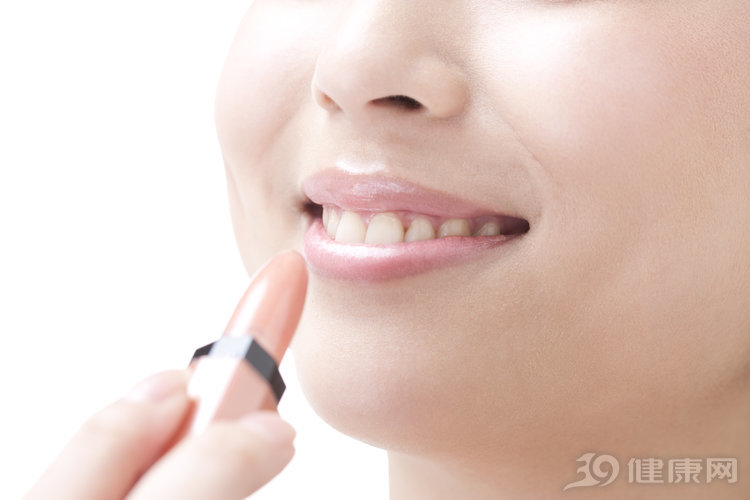 长期涂“润唇膏”会对身体有害吗,有多大影响?看完恍然大悟
