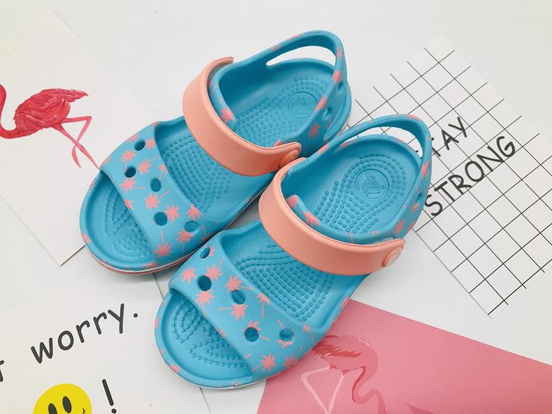 卡骆驰凉鞋表面怎么清洗,卡骆驰洞洞鞋穿大点好看吗