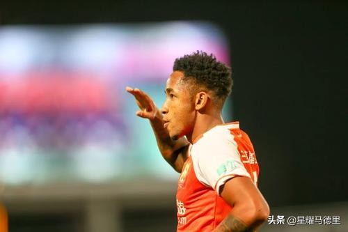 壕气冲天？中超外援喜提纯金打造的手机壳！他在卓尔年薪近2800万