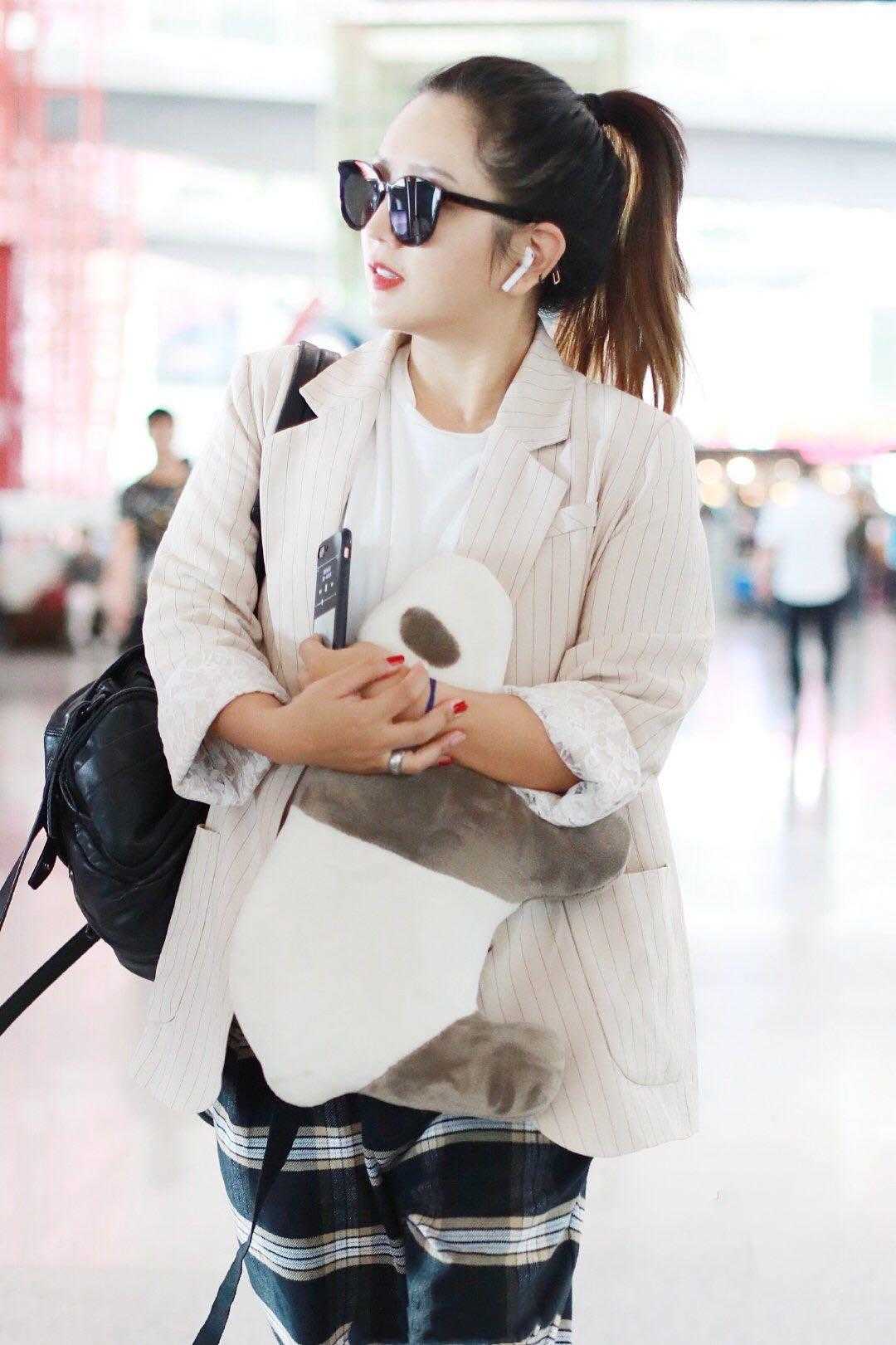 何洁同款红色格子西装,何洁穿宽松西装