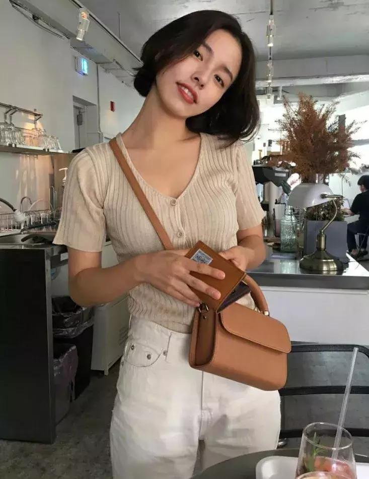 刘雯米兰时装周试装,刘雯维密走秀比心