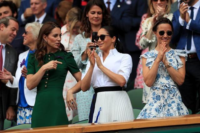 凯特王妃的包多少钱,凯特王妃夏洛特公主亲子装搭配