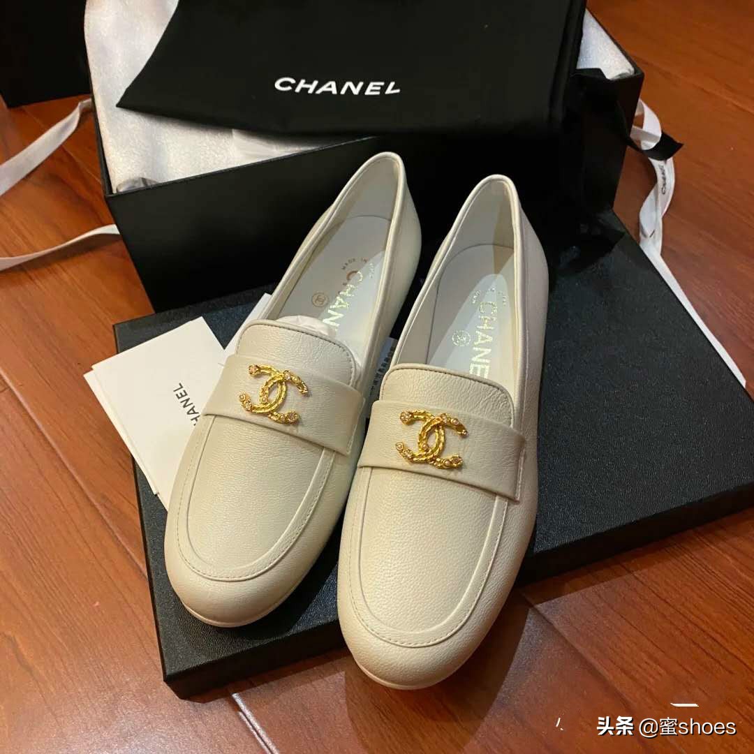 刘雯穿搭全靠小白鞋,刘雯穿的优衣库的绿色衬衣