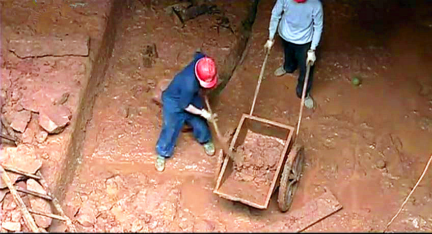 小水塘下藏着巨大山洞,水塘抽干水后专家竟然发现宫殿