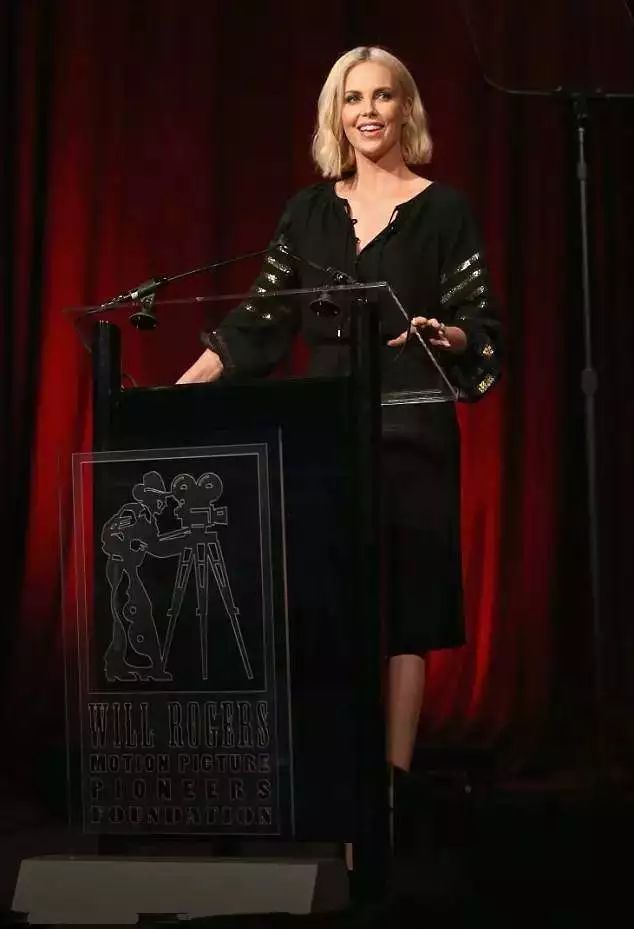 她的43岁，剃平头、扮丑增重50磅，她比男人更英气，比女人更妩媚