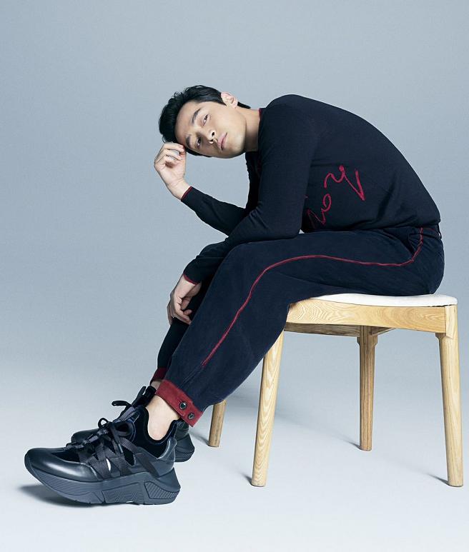 胡歌帅到炸裂,胡歌最新写真再显文艺气息