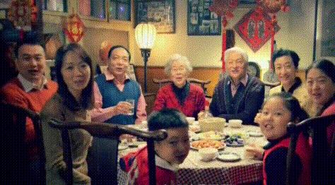 回家过年被父母嫌弃的他拿出了这些东西,父母泪目