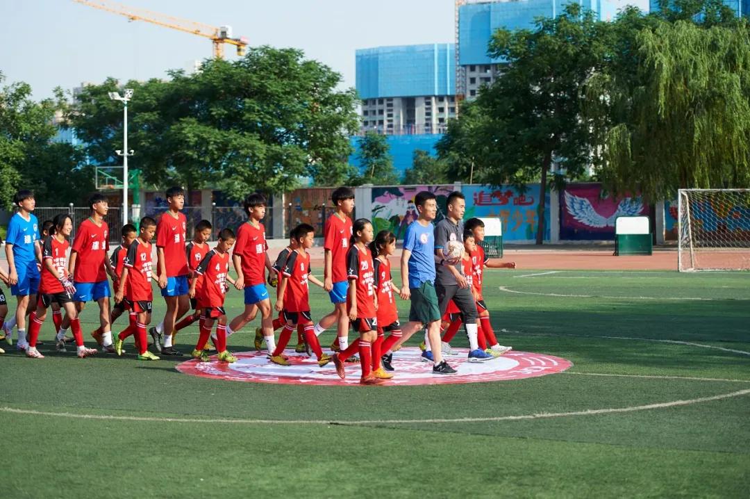 小小的足球装着美好的童年和梦想,小小足球承载着孩子的欢乐与梦想