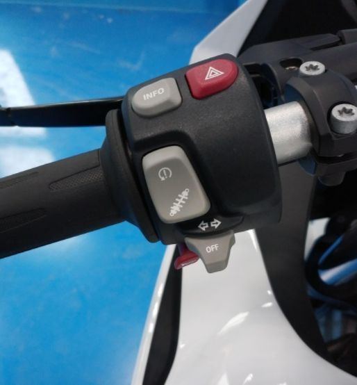 中了香港骑警的毒，拿下宝马F800GT，鲍鱼刹车、皮带传动、单臂摇