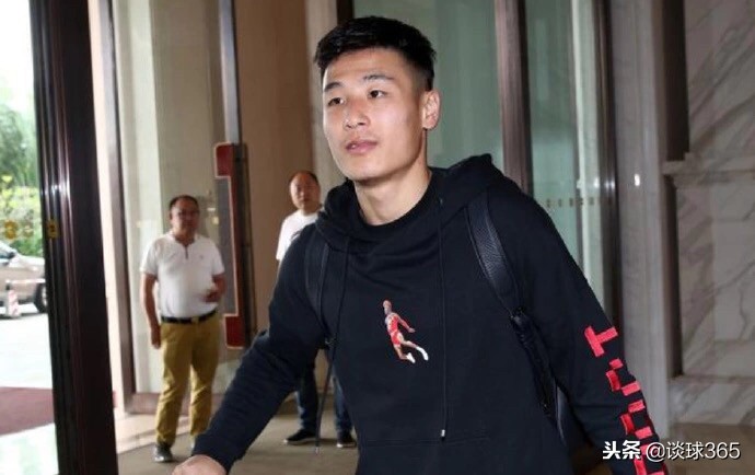 国足抵海口周身装扮惹热议球迷,国足奢侈品