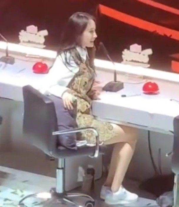 杨幂喝奶茶，这一操作很惊人！莫非怕被自己的脚臭熏到？