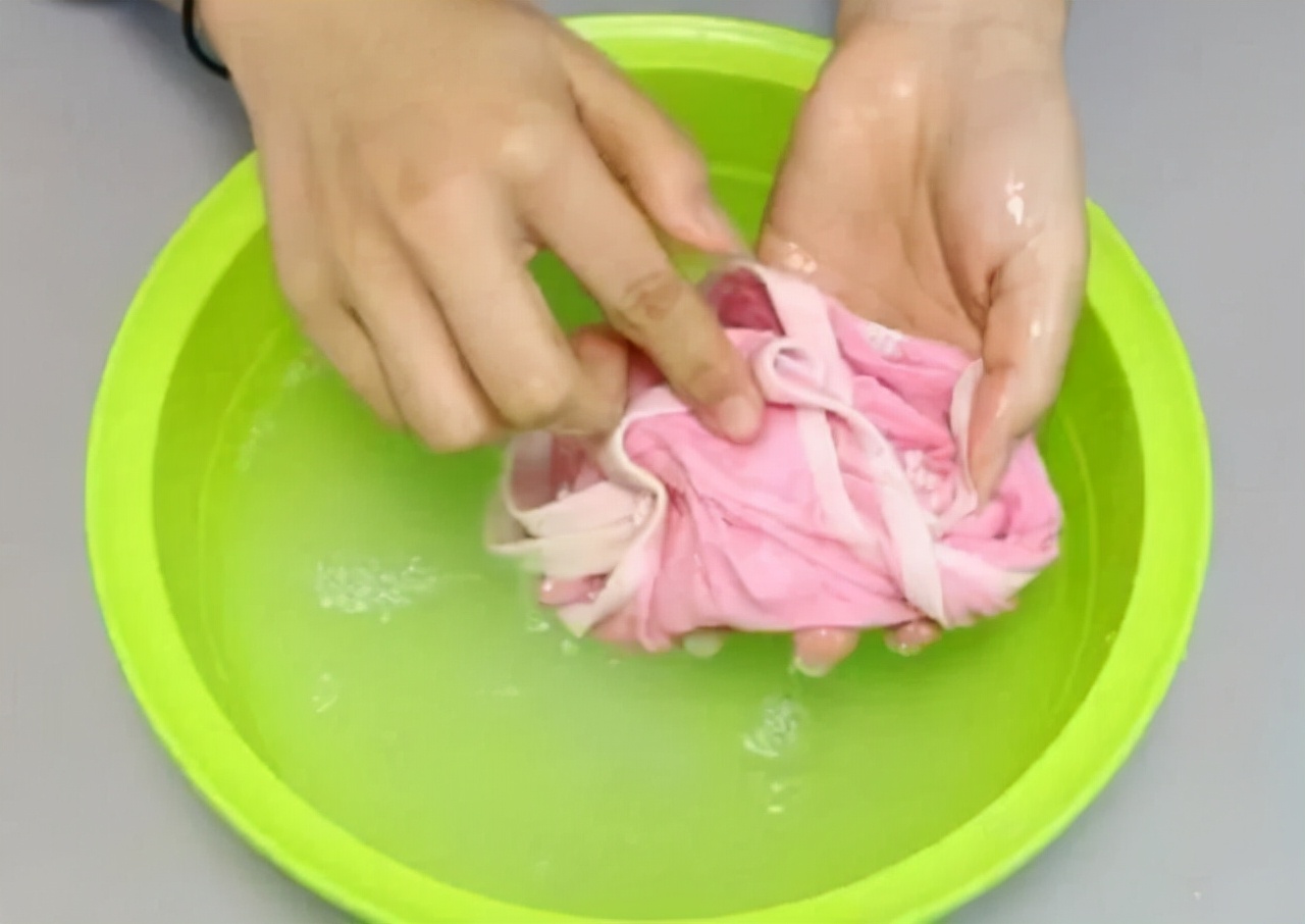 为啥女性*裤内**上，总有黄色分泌物，是什么呢？妇科医生说出实情