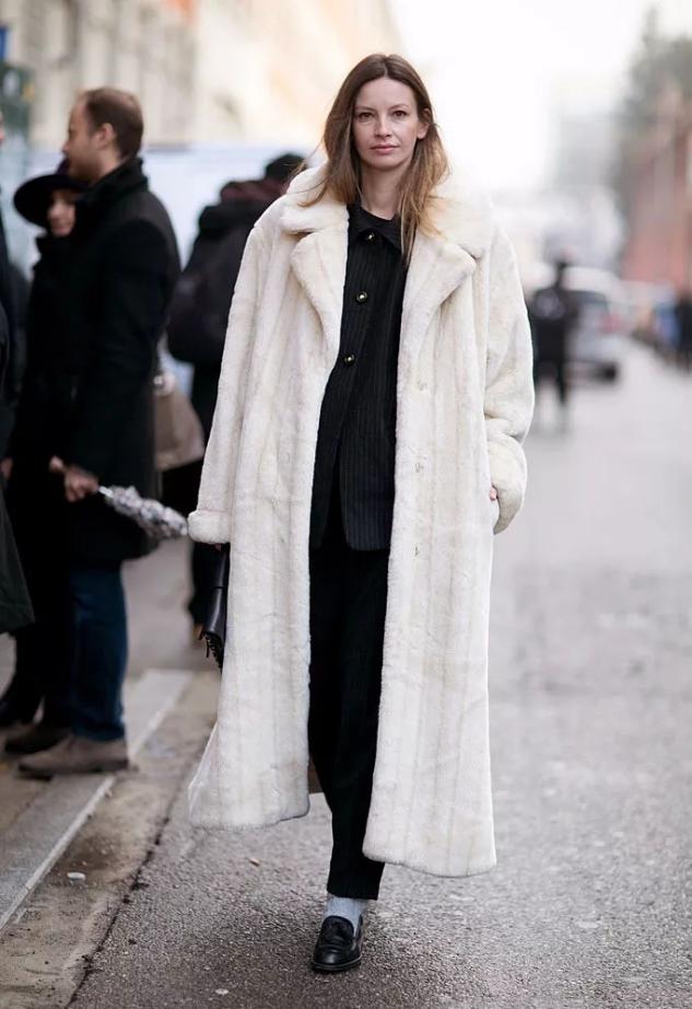 这4种颜色羽绒服显白又减龄,什么颜色的羽绒服百搭又显白