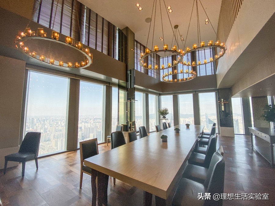 住在广州瑰丽酒店看外面风景,广州瑰丽酒店看到整个广州夜景