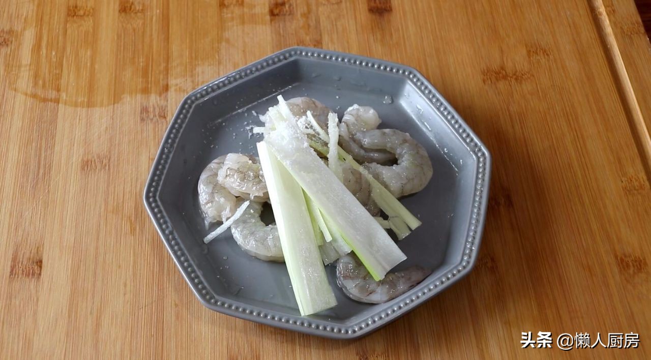 怎么把大虾炒外酥里嫩,如何做虾好吃又简单油焖大虾