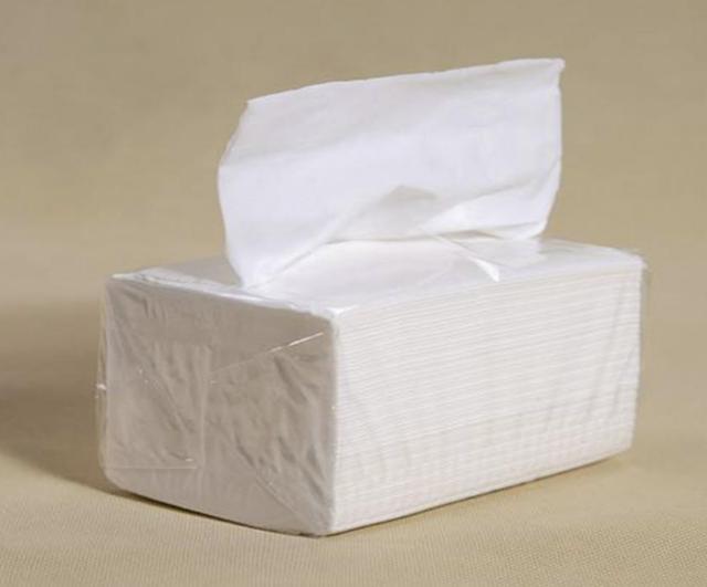 这种纸看似干净,实际比拖把还脏,许多家长成箱的买