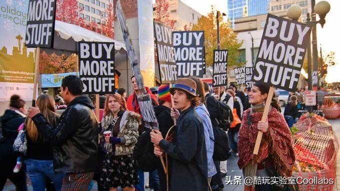 裸贷、偷钱、贪污…买奢侈品的年轻人真的都有钱吗？